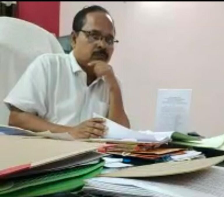 संयुक्त पंजीयक सुशासन सरकार के संग या फर्जीवाड़े में शामिल? मुख्यमंत्री से होगी शिकायत यू. बी. एस. राठिया संयुक्त पंजीयक, संभाग बिलासपुर