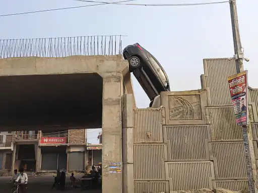 गूगल मैप की गलती से बड़ा हादसा: नवी मुंबई में ऑडी कार खाड़ी में गिरी, महिला की जान बची