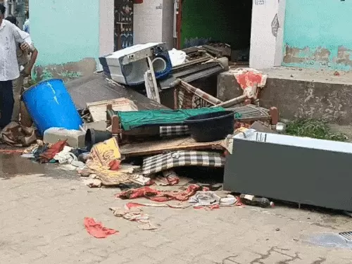 मुस्लिम परिवार के दो घरों में आगजनी और तोड़फोड़, गांव में तनाव का माहौल