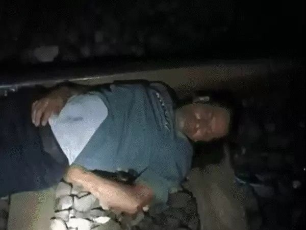 ट्रेन से गिरे जवान के ऊपर से गुजर गईं 3 ट्रेनें, फिर भी जिंदा बचा