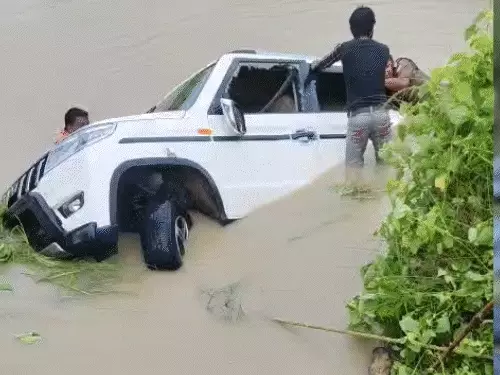 गोंडा में बोलेरो नहर में गिरी, 11 की मौत