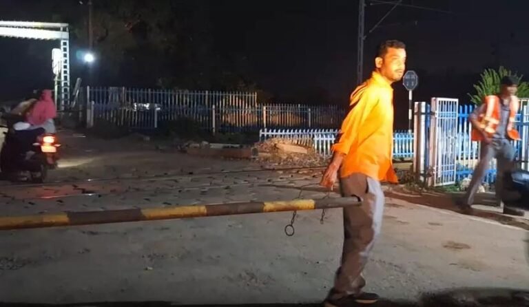 रेलवे फाटक पर बड़ा हादसा टला, नशेड़ी ड्राइवर ने तोड़ा बैरियर, सामने से गुजरी ट्रेन