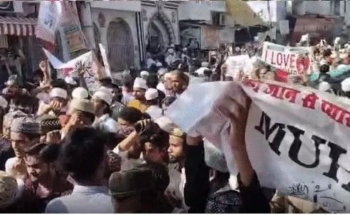 Bareilly Procession Ruckus :’आई लव मोहम्मद’ जुलूस बना बवाल का कारण, कई घायल, माहौल तनावपूर्ण