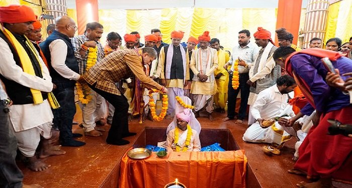 अनोखी परंपरा: बस्तर दशहरा की जोगी बिठाई रस्म पूरी, 9 दिन गड्ढे में तपस्या पर जोगी; विदेशी पर्यटक भी पहुंचे