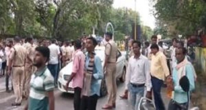 कथित धर्मांतरण विवाद: दोनों पक्ष थाने के बाहर आमने-सामने, पुलिस ने किया काबू