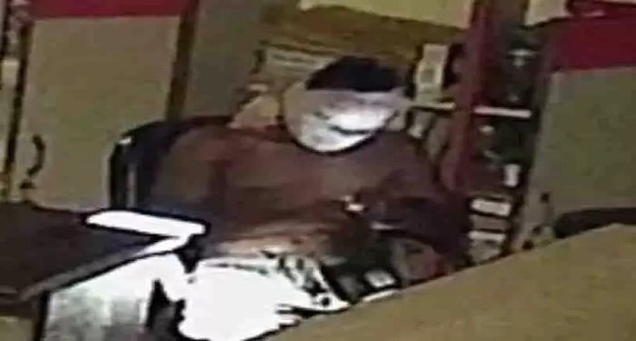 कोरबा: कुसमुंडा में 24 घंटे में दो शोरूम में चोरी की घटनाएं, होंडा शोरूम से 30 हजार नकद ले उड़ा चोर; CCTV में कैद हुई वारदात