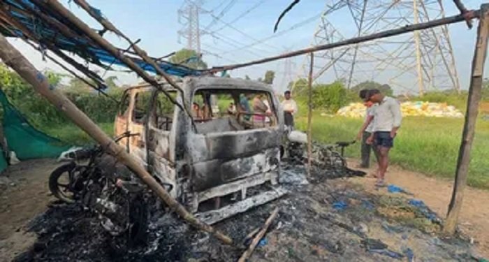 दहशत का माहौल: अज्ञात लोगों ने कार-बाइक में लगाई आग, ग्रामीणों ने जल्द गिरफ्तारी की मांग की