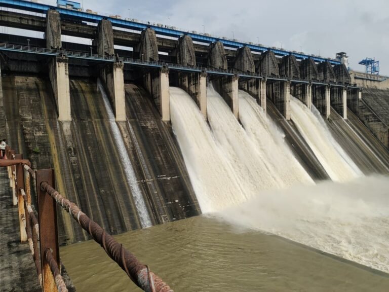 कोरबा में बांगो डैम के खुले गेट, बढ़ते जलस्तर को देखते हुए छोड़ा गया पानी