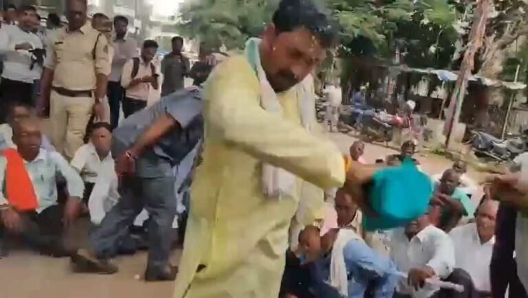 विद्युत परियोजना पर किसानों का गुस्सा: कलेक्ट्रेट के बाहर भारी प्रदर्शन, आत्मदाह की कोशिश में पुलिस ने बचाई जान