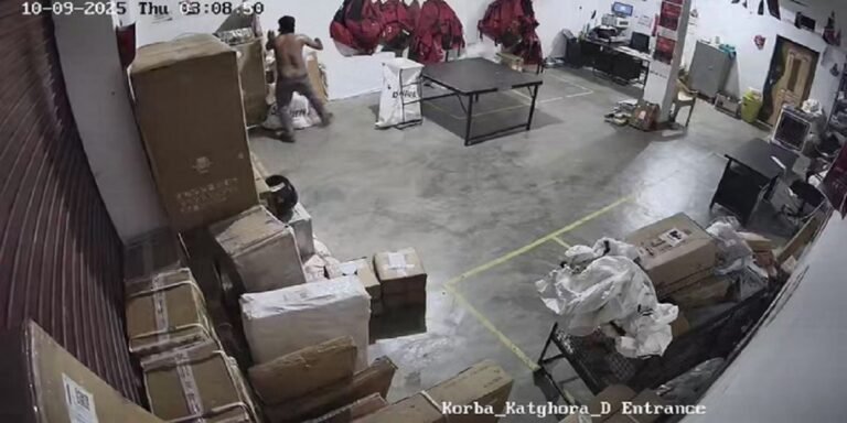 कोरबा में चोरों का आतंक: कोरियर ऑफिस और सूने मकान दोनों से उड़ा ले गए लाखों का सामान, CCTV में कैद हुई करतूत