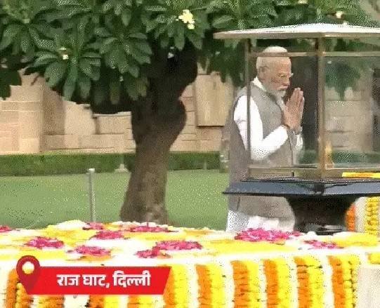 Mahatma Gandhi : साहस और सादगी: PM मोदी ने बापू के आदर्शों को किया याद