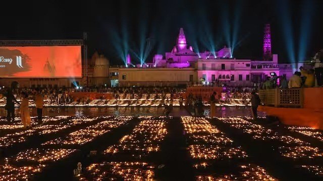 Ayodhya Maha Aarti: धार्मिक एकता और आस्था का प्रतीक बनी अयोध्या, महाआरती से किया विश्व को मंत्रमुग्ध