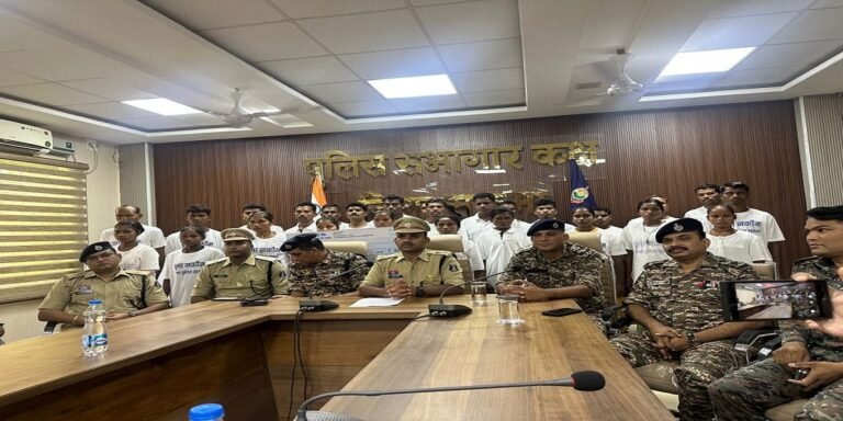 मुख्यधारा में लौटे नक्सली, 50 लाख के इनामी भूपति समेत 27 ने किया आत्मसमर्पण