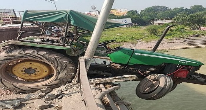 चांपा में हादसा: गिट्टी लदा ट्रैक्टर पुल की रेलिंग तोड़कर घुसा, जाम की स्थिति