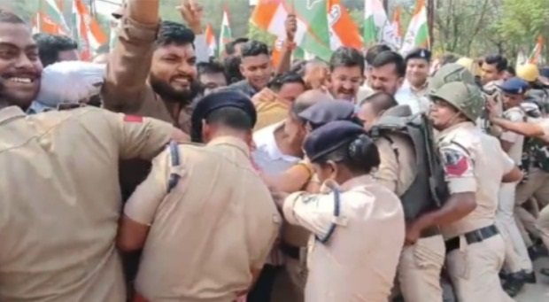 कांग्रेस ने अधूरे विकास कार्यों को लेकर कलेक्टर कार्यालय का किया घेराव