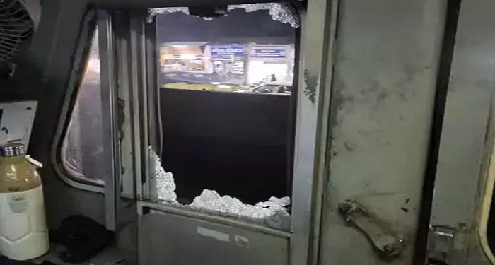 सीएसईबी चौक के पास मालगाड़ी पर पथराव, लोको पायलट को आईं चोटें