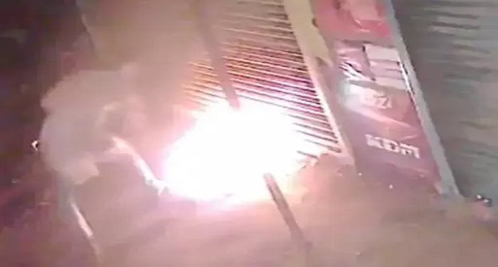 शराब के पैसे नहीं देने पर युवक ने सेलून में लगाई आग, पुलिस से की कार्रवाई की मांग