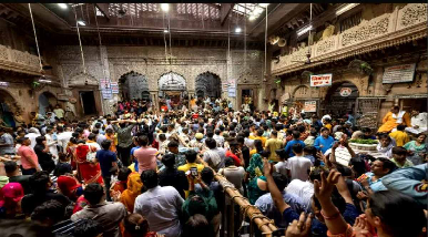 बांकेबिहारी मंदिर में बेकाबू भीड़: महिलाओं, बच्चों और बुजुर्गों को हुई परेशानियां, कई श्रद्धालु बिना दर्शन लौटे