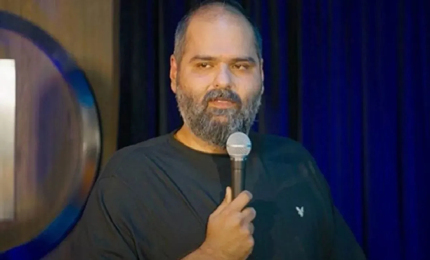 कुणाल कामरा की टी-शर्ट से नया विवाद: RSS का मजाक उड़ाने का आरोप, BJP ने जताई कड़ी आपत्ति—कॉमेडियन ने दी सफाई