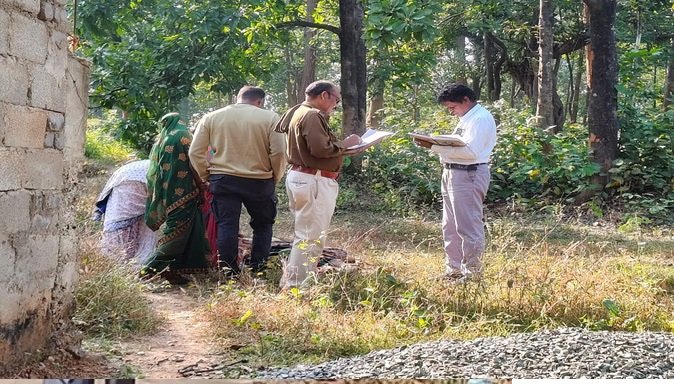 रायगढ़ : अज्ञात महिला का शव मिलने से गांव में मची खलबली, पुलिस तफ्तीश में जुटी