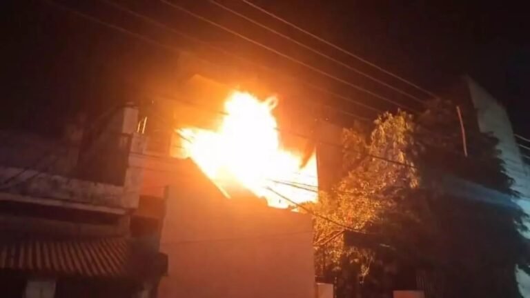 बिलासपुर: मकान की पहली मंजिल में भीषण आग, महिलाएं और बच्चों ने बालकनी में जाकर बचाई जान