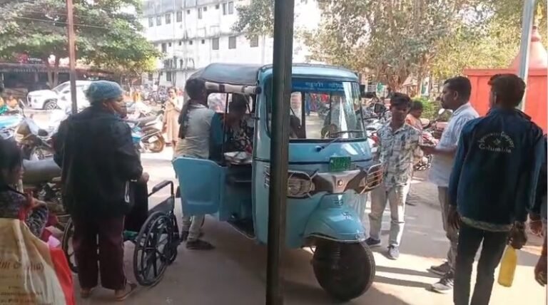 स्वास्थ्य केंद्र ने किया रेफर, एम्बुलेंस नहीं मिली; प्रसूता ने ई-रिक्शा में जन्म दिया बच्चे को