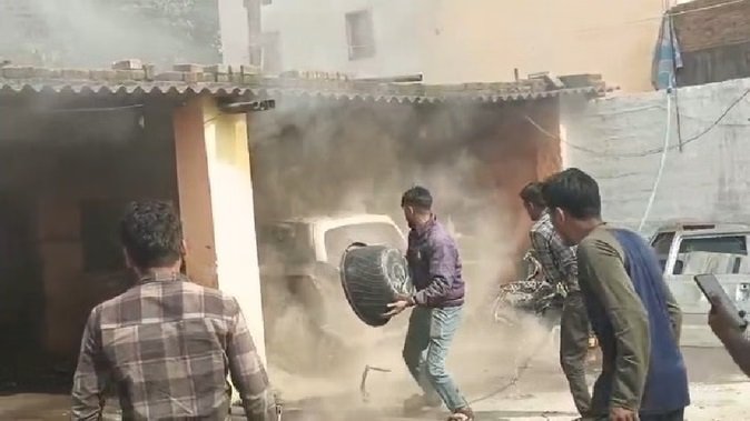 KORBA : धधकती आग में जली कार, वेल्डिंग के दौरान पेट्रोल टंकी लीकेज से हुआ गंभीर हादसा