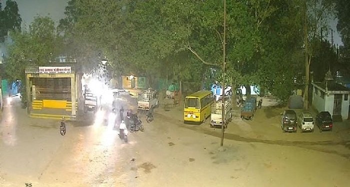 बाइकर्स की आपसी रंजिश: कोरबा में दौड़ा-दौड़ा कर की पिटाई, CCTV में कैद हुई मारपीट