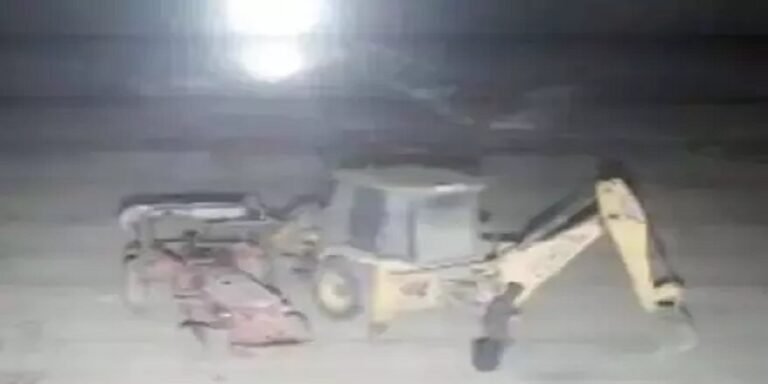 CCTV फुटेज से सामने आई चोरों की करतूत, ट्रैक्टर से डीजल चुराते हुए पकड़े गए