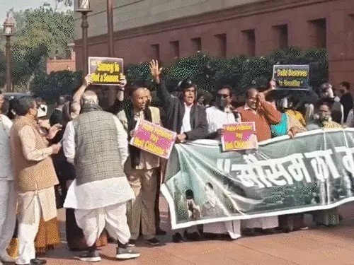 Protest in parliament : दिल्ली एयर पॉल्यूशन के खिलाफ संसद में विपक्ष का संयुक्त विरोध