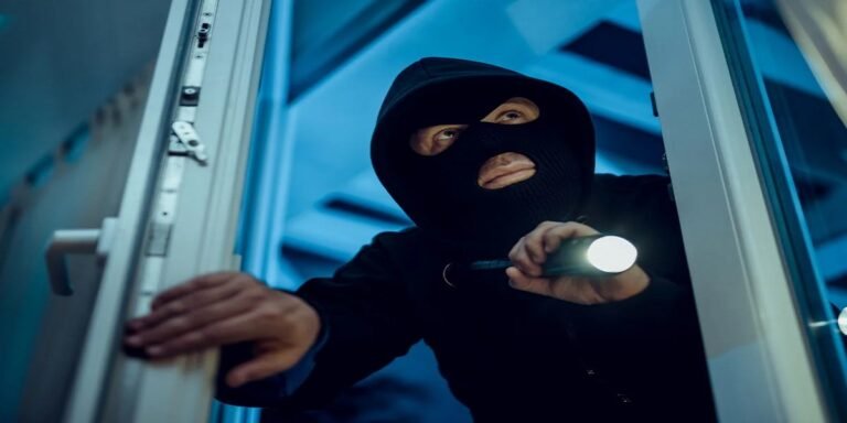 कोरबा: हनुमान मंदिर में चोरी, अज्ञात चोर आभूषण और पूजा सामग्री लेकर हुए फरार