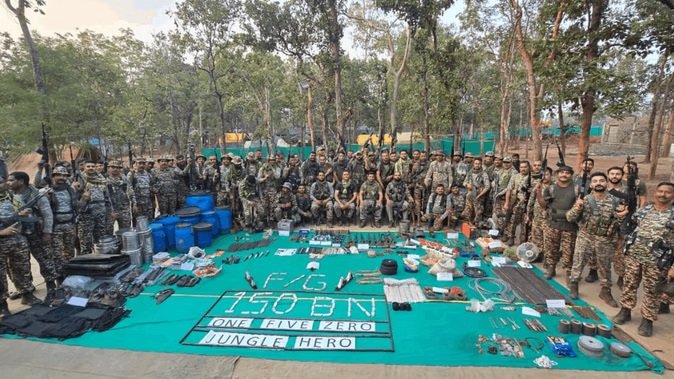 सुकमा में CRPF की बड़ी कार्रवाई, नक्सली हथियारों का जखीरा और विस्फोटक बरामद