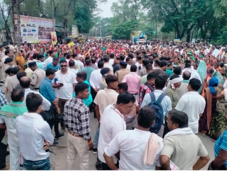 रायगढ़ में कोयला खदान विरोध तेज, 14 गांव के ग्रामीण धरने पर; जनसुनवाई स्थगित करने का किया दबाव