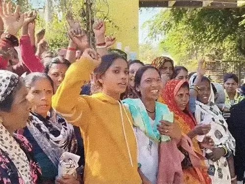 घरेलू कामकाज ठप! कामवाली बाइयों का धरना, महीने में 3 दिन की छुट्टी और भाड़ा भुगतान की मांग