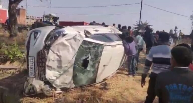 जांजगीर-चांपा में भीषण सड़क हादसा, ओवरब्रिज के पास अनियंत्रित कार खेत में पलटी