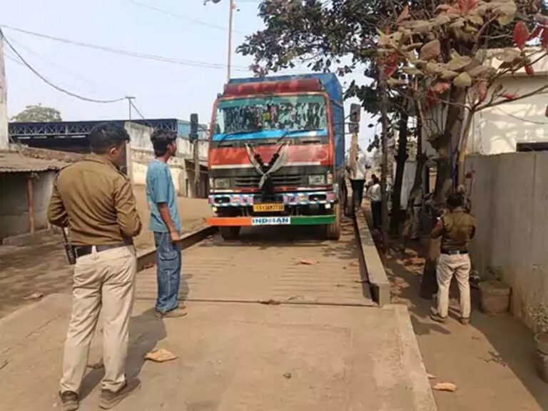 रायगढ़ पुलिस ने अवैध कबाड़ कारोबारियों के खिलाफ छापेमारी, लाखों का कबाड़ जब्त