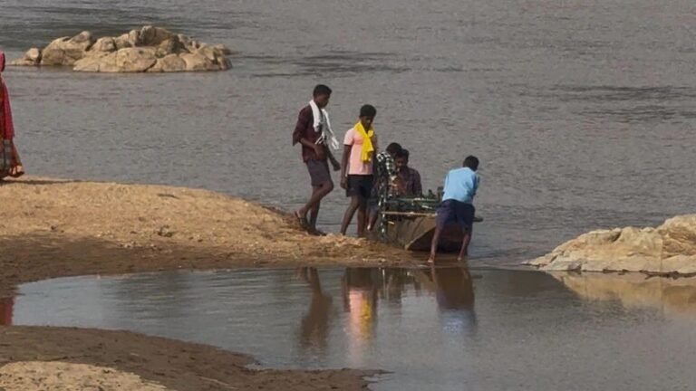 बड़ी खबर: नदी पार करते समय नाव पलटी, ग्रामीणों की तत्परता से दो की जान बची, चार लापता