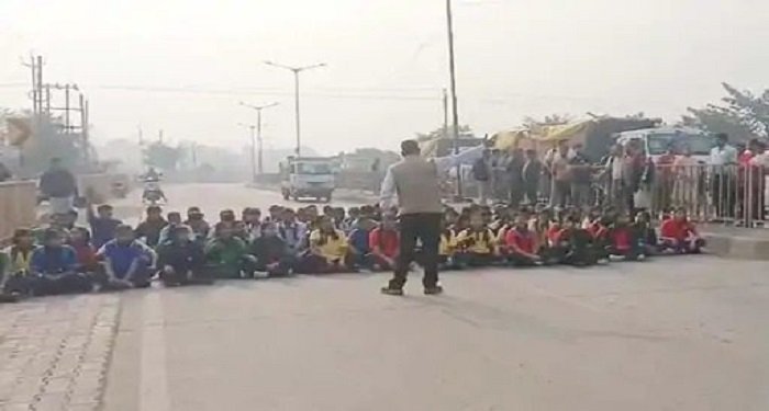 CG – छात्रों ने सड़कें बंद कर किया प्रदर्शन, शिक्षकों के हटाए जाने के फरमान पर नाराजगी
