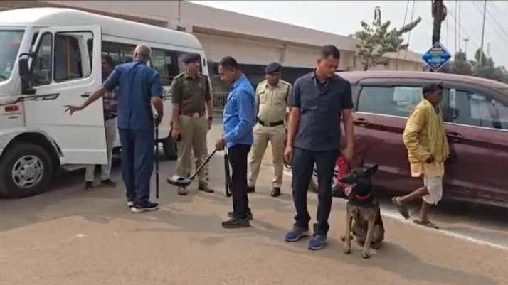 पुलिस अलर्ट! जांजगीर-चांपा कोर्ट में बम धमकी, सुरक्षा के चलते कर्मचारियों और आम लोगों को हटाया गया