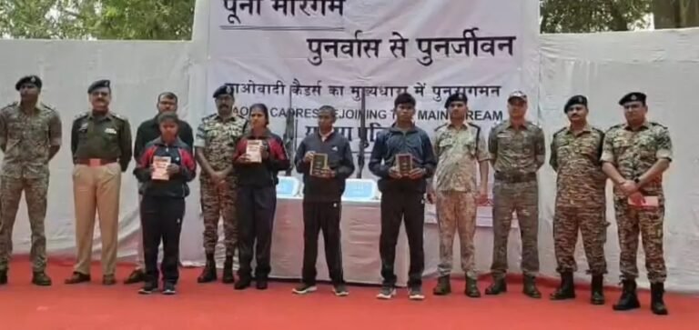 सुकमा में नक्सलियों को बड़ा झटका: 8 लाख के इनामी समेत 4 उग्रवादियों ने हथियारों के साथ किया सरेंडर