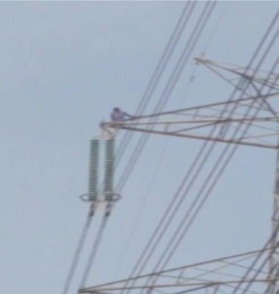 धान टोकन नहीं कटने से परेशान किसान ने मोबाइल टावर पर चढ़कर किया आत्महत्या का प्रयास