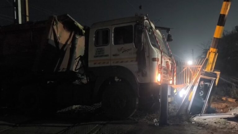 भूपदेवपुर स्टेशन के पास कोयले से भरा ट्रेलर फंसा ट्रैक पर, मुंबई-हावड़ा रेल मार्ग ठप