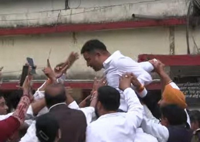 बेटे के जन्मदिन पर जेल से बाहर आए चैतन्य बघेल, कांग्रेस कार्यकर्ताओं ने किया भव्य स्वागत