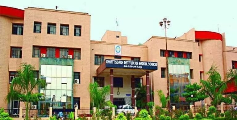 सिम्स की लापरवाही: भर्ती में देरी से फर्श पर ही महिला ने दिया बच्चे को जन्म