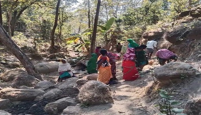 अवैध शराब के खिलाफ सतरेंगा की महिलाओं का मोर्चा, जंगल में घुसकर भट्टियां तोड़ीं