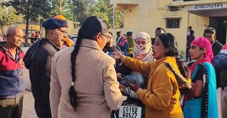 महिला का थाने में हंगामा… वाहन चेकिंग के दौरान जब्त हुई स्कूटी पर मचाया बवाल