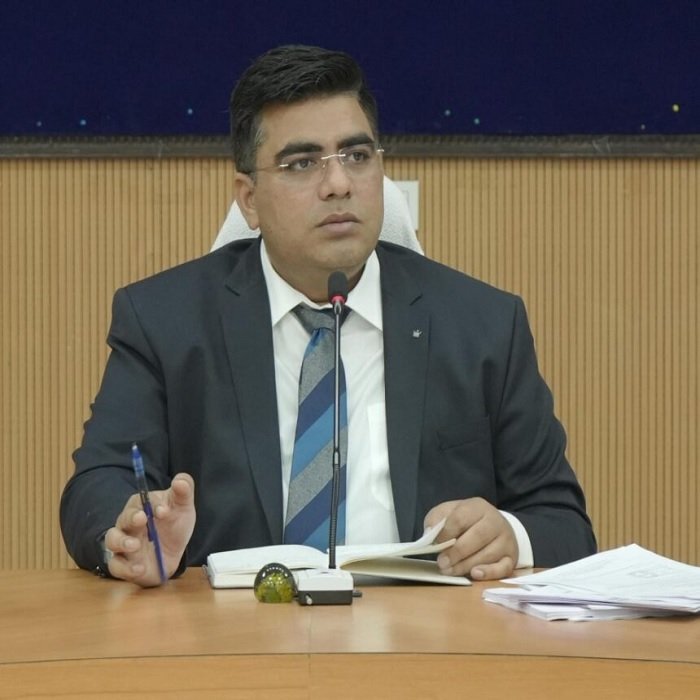 कोरबा में कलेक्टर की समीक्षा बैठक, निर्माण कार्यों में तेजी लाने के लिए दिए कड़े निर्देश