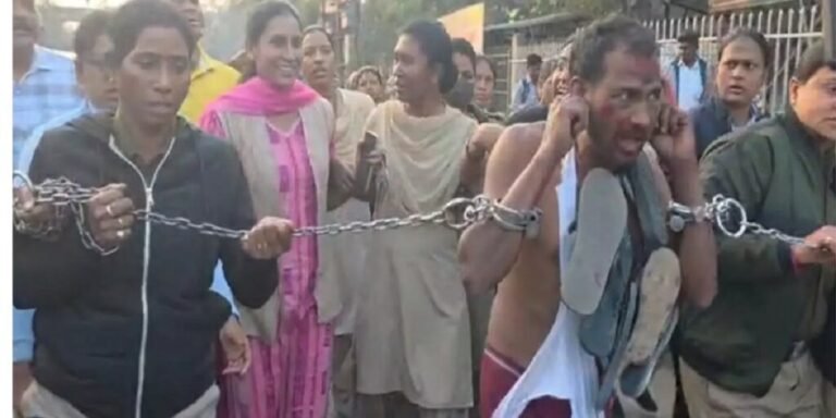 Raigarh Police Action Viral: महिला पुलिसकर्मी के साथ अभद्रता करने वाले आरोपी को चप्पलों की माला पहनाकर कराई गई परेड