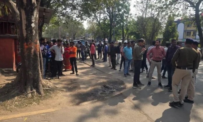 कोरबा में बवाल: युवक की गिरफ्तारी के बाद मां की मौत, मानिकपुर में लोगों का फूटा गुस्सा, जांच की मांग तेज