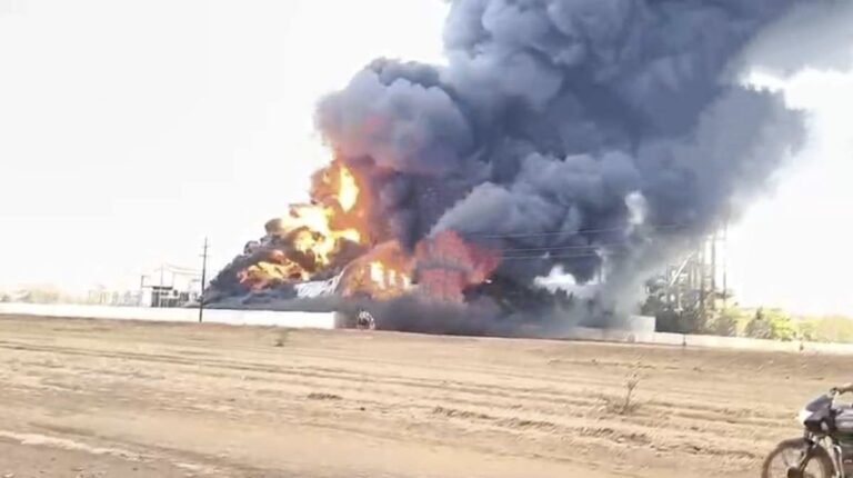 CG – केमिकल फैक्ट्री में आग का कहर, कई किलोमीटर दूर तक दिखीं भयंकर लपटें